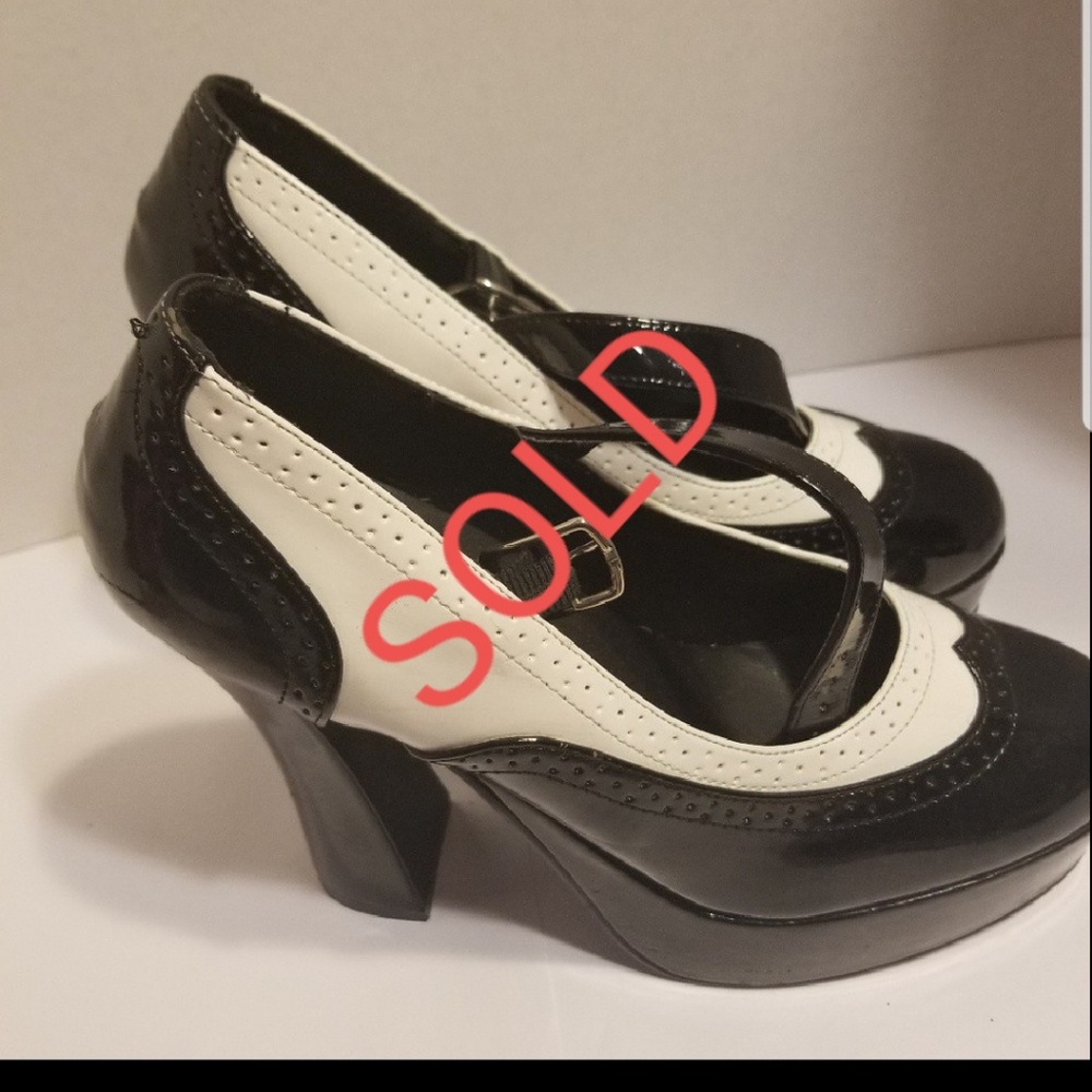 💥SOLD SOLD SOLD💥New Black/ White Platform